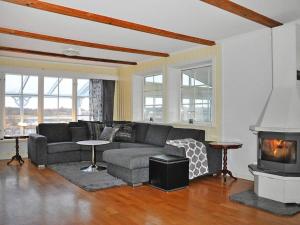 sala de estar con sofá y chimenea en 6 person holiday home in MELLERUD, en Mellerud