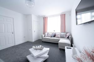 Afbeelding uit fotogalerij van Entire Modern Home with Private Parking for 6/8 Persons in Worksop