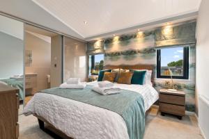 Postel nebo postele na pokoji v ubytování Ael-Y-Bryn - Luxury Lodge, Hot Tub, Three En-Suite Bedrooms