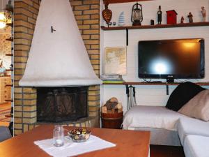TV a/nebo společenská místnost v ubytování Holiday home FRÄNDEFORS V