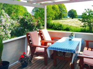 uma mesa e duas cadeiras num alpendre com uma mesa e uma vista em 4 person holiday home in KRISTIANSTAD em Kristianstad