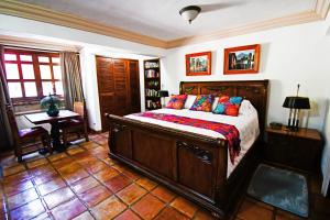 - une chambre avec un grand lit en bois dans l'établissement Collection O Casa Bella Hotel Boutique, Cabo San Lucas, à Cabo San Lucas