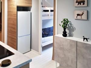 eine Küche mit einem Kühlschrank und ein Zimmer mit Etagenbetten in der Unterkunft 4 person holiday home in VEBER D in Veberöd