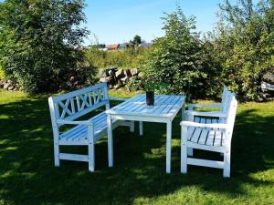 Dos sillas y una mesa con una maceta. en 5 person holiday home in F RJESTADEN en Färjestaden