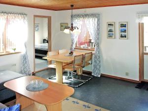 sala de estar con mesa y comedor en 4 person holiday home in HEN N, en Henån