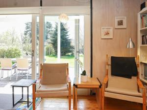 ein Wohnzimmer mit 2 Stühlen und einem Tisch in der Unterkunft 6 person holiday home in Stege in Stege