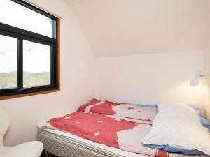 Cama en habitación con ventana en 6 person holiday home in Pandrup en Rødhus