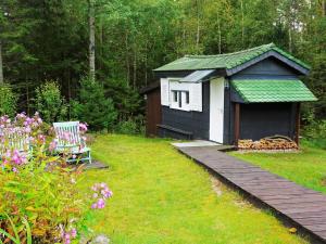 Un jardín fuera de 5 person holiday home in KN RED