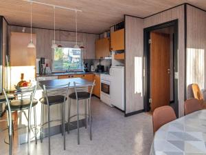 cocina con mesa y sillas en una habitación en 6 person holiday home in V ggerl se, en Bøtø By