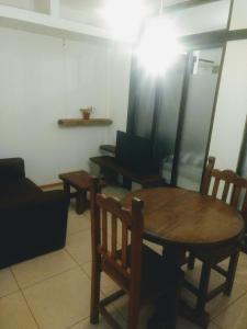 sala de estar con mesa, sillas y sofá en SMA AltoRoca7, en San Martín de los Andes