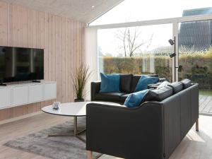 sala de estar con sofá y mesa en 8 person holiday home in B rkop en Børkop