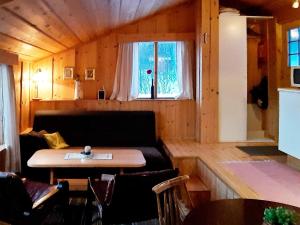 ein Wohnzimmer mit einem Sofa und einem Tisch in der Unterkunft 5 person holiday home in Straumsbukta in Bakke