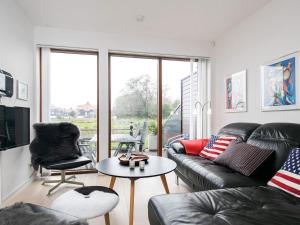 sala de estar con sofá y mesa en Apartment Bogense IV en Bogense