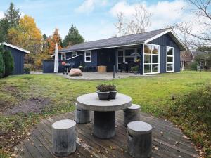 una casa con una mesa de picnic en un patio en 6 person holiday home in Hals, en Hals