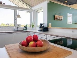 un tazón de manzanas sobre una mesa en una cocina en 9 person holiday home in Otterup, en Otterup
