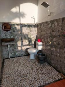 Et badeværelse på Bliss family cottage Batu
