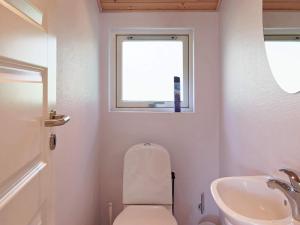 Koupelna v ubytování 6 person holiday home in Frederiksv rk