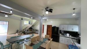 Kitchen o kitchenette sa Charming Apartelle with Swimming Pool -Exclusive
