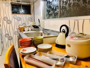cocina con fregadero y barra con platos en Art House, en Osaka 51 fotos más