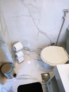 ein weißes Bad mit einem WC und Handtüchern in der Unterkunft Studio Copacabana 1 in Rio de Janeiro