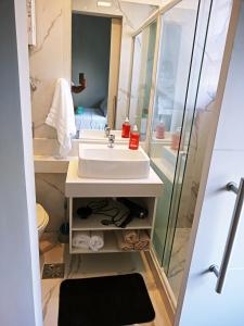 ein Bad mit einem Waschbecken und einer Dusche in der Unterkunft Studio Copacabana 1 in Rio de Janeiro
