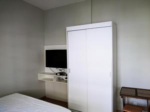 ein Schlafzimmer mit einem großen weißen Schrank und einem TV in der Unterkunft Studio Copacabana 1 in Rio de Janeiro