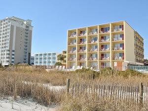 um grande edifício de apartamentos na praia com condomínios em Gazebo Inn Oceanfront em Myrtle Beach