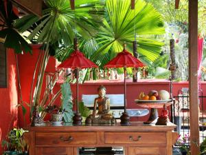 uma mesa de madeira com uma estátua em cima em Mai Tai Resort em Cassowary