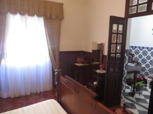 - une chambre avec un lit et une grande fenêtre dans l'établissement Sunflower Guest House, à Redondo