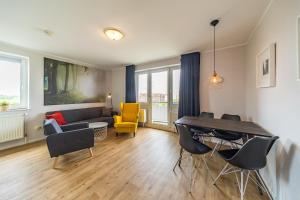 ein Wohnzimmer mit einer Couch und einem Tisch und Stühlen in der Unterkunft Hus Inselkieker Hus Inselkieker 425 in Schillig