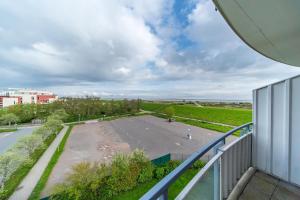 einen Balkon mit Blick auf einen Parkplatz in der Unterkunft Hus Inselkieker Hus Inselkieker 425 in Schillig