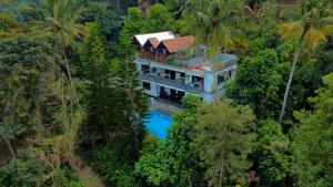 una vista aerea di una casa nella foresta di Sceva's Garden Home a Munnar