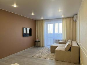 Μια τηλεόραση ή/και κέντρο ψυχαγωγίας στο Аппартаменты BATMAN-HOUSE +6 φωτογραφίες