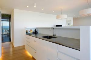 A cozinha ou cozinha compacta de LUXURIOUS WATERFRONT Home
