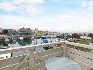沃克賓的住宿－6 person holiday home in Rudk bing，从带船只的码头阳台欣赏美景