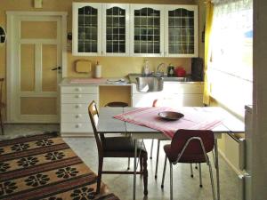- une cuisine avec une table, des chaises et un évier dans l'établissement 7 person holiday home in B stad, à Alstad