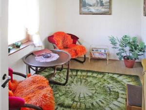 - un salon avec deux chaises et une table dans l'établissement 7 person holiday home in B stad, à Alstad