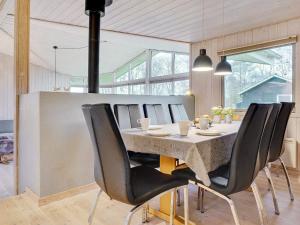 een eetkamer met een tafel en stoelen bij 8 person holiday home in S by in Sæby