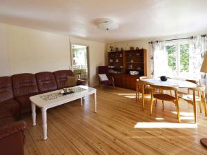 sala de estar con sofá y mesa en 6 person holiday home in Br landa, en Brålanda