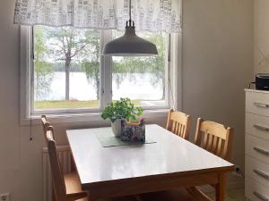 mesa de comedor con maceta y ventana en 4 person holiday home in GISLAVED, en Gislaved