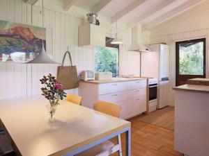 Kuchyň nebo kuchyňský kout v ubytování 5 person holiday home in Gilleleje