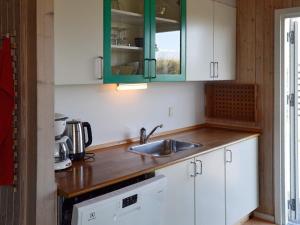 Kuchyň nebo kuchyňský kout v ubytování 6 person holiday home in Fanø-By Traum