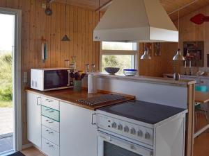 Kuchyň nebo kuchyňský kout v ubytování 6 person holiday home in Fanø-By Traum