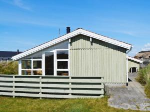una casa bianca con una recinzione di fronte di 6 person holiday home in Fan a Fanø