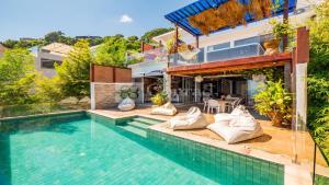 une villa avec une piscine et une maison dans l'établissement Villa Jacuzzi Seaview Villa, à Chaweng Noi Beach