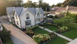 una vista aérea de una casa con jardín en Bristows Inn, en Elmira