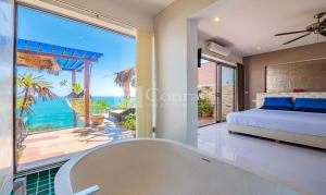 Postel nebo postele na pokoji v ubytování Villa Jacuzzi Seaview Villa