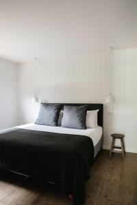 Un dormitorio con una cama grande y una mesa. en Cupitt's Estate Villas, en Ulladulla