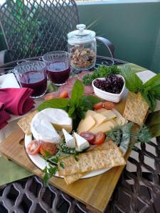een dienblad met kaas en andere voedingsmiddelen op tafel bij Amberly House Rotorua in Rotorua