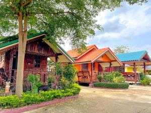 una casa con naranja en Ruanmai Style Resort 1 en Ban Nong Nam Khan